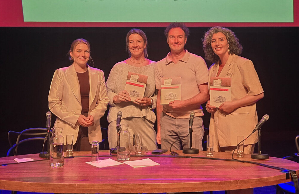 Auteur en onderzoeker Natalya Staring met tafelgasten Daphne Maas, René Arendsen en Nadia Zerouali tijdens de officiële presentatie van ’n Kommen en gaon