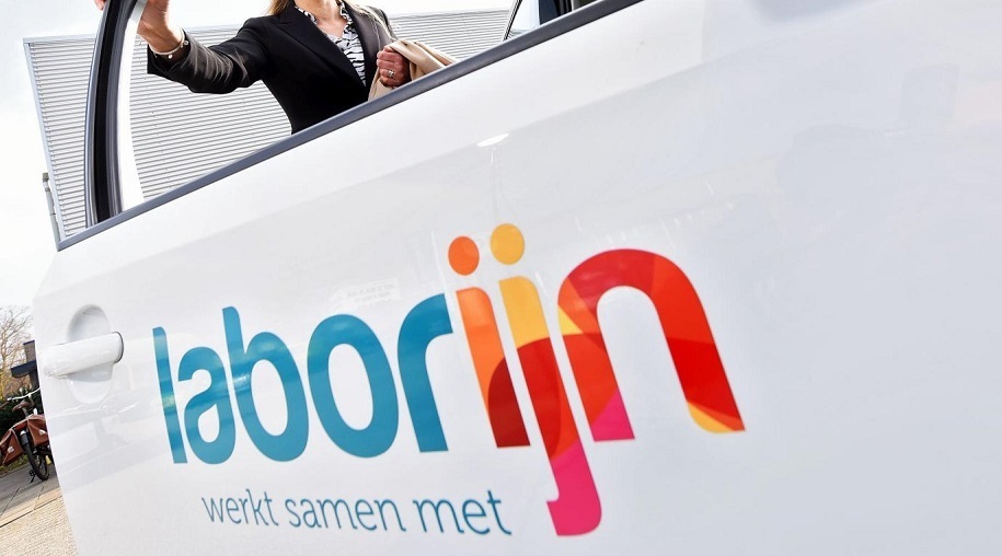 laborijn-auto-met-medewerkster