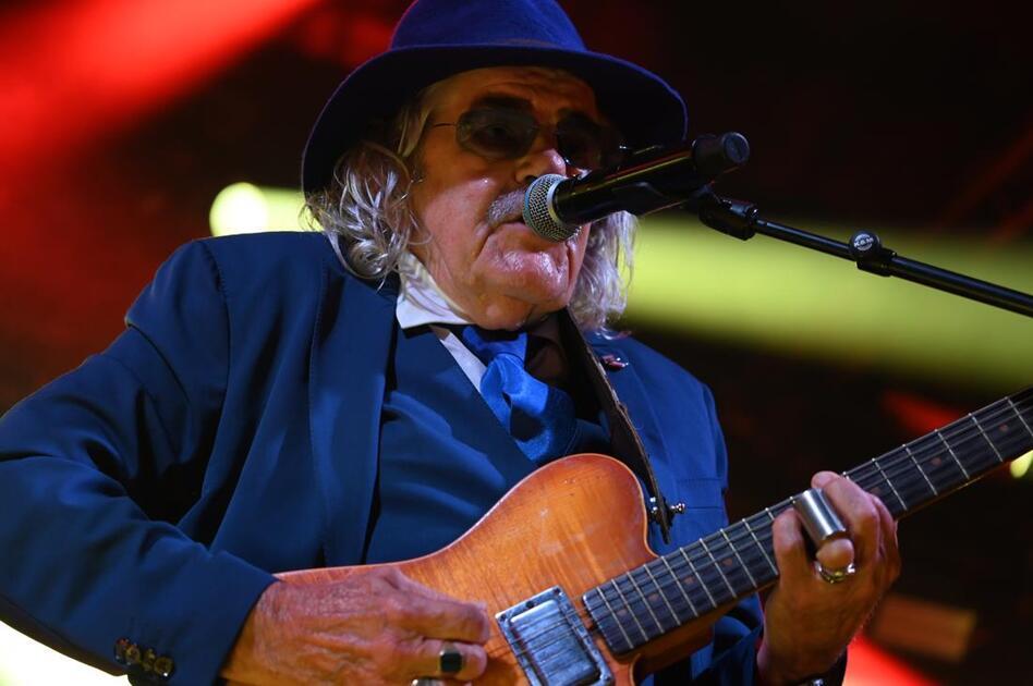 Bennie Jolink viert 80ste verjaardag met duizenden fans in Dalfsen