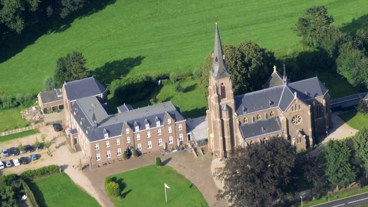 Klooster-en-kerk-kranenburg-heiligenbeeldenmuseum.jpg