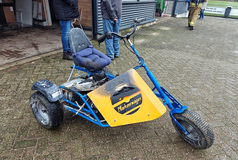20241127-Brandje-in-elektrische-markeerwagen-bij-voetbalclub-Aalten
