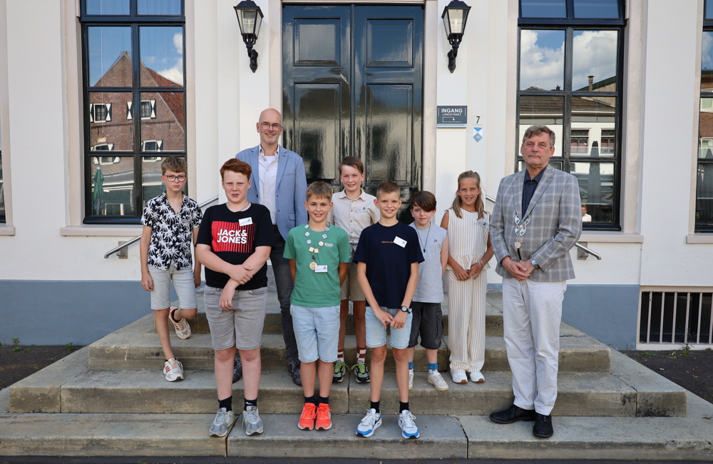 Van links naar rechts op foto 1, Niek Wensink, Jurre Wisselink, wethouder van Lochem, Jack Bruggink, Ferre Tieltjes, Julian Houwers, Jasmijn Bruil, Evy Neerhof en burgemeester Stapelkamp