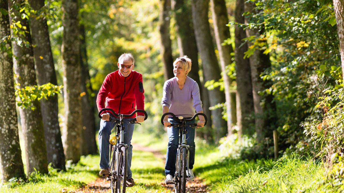 senior man en vrouw fietsen (002).jpg
