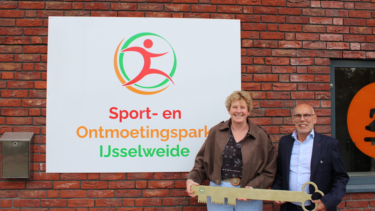 Wethouder Ria Ankersmit en voorzitter van de stichting Sport en Ontmoetingspark Ijsselweide Geert Teunissen (002)
