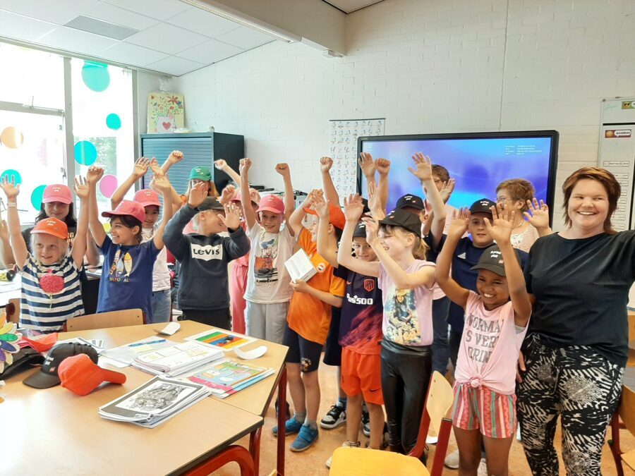 Alle-wiesneuzen-van-de-Prisma-school-in-Doetinchem-De-Huet-kregen-een-mooi-ECAL-petje-scaled