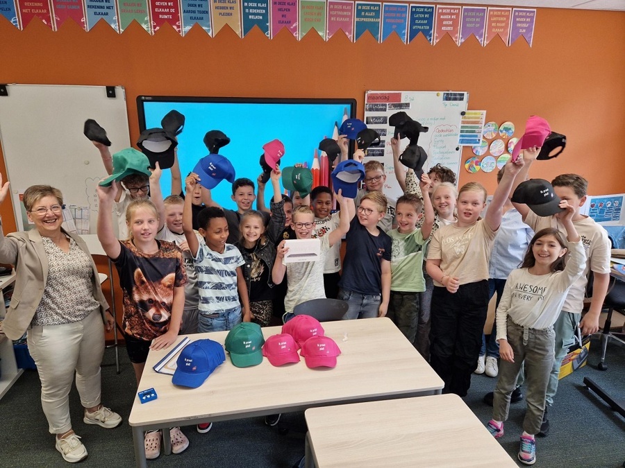Senn-Wisman-midden-won-een-tablet-zijn-hele-klas-van-IKC-De-Bosmark-in-Dinxperlo-kreeg-een-plat-praot-petje