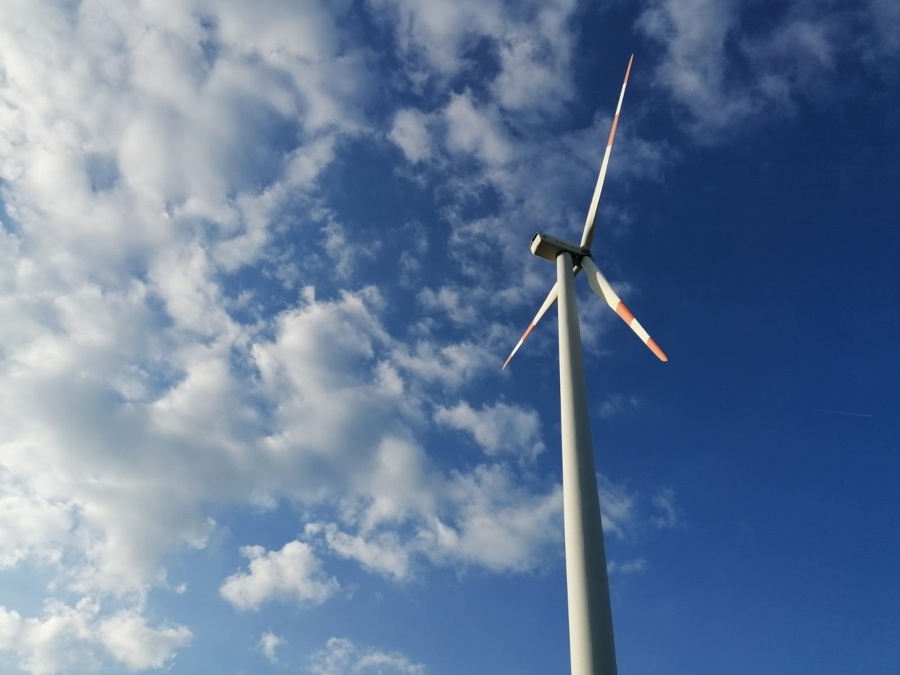 windmolen-blauwe-lucht
