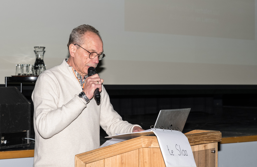 Bert Helmink uit Aalten vertelde op 't Waeketreffen 2026 'n stark verhaal FOTO JANETTE VAN EGTEN (002)