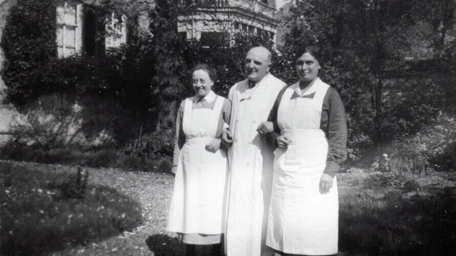 2026-09-03 Een dokter met zusters in de tuin van het ziekenhuis. 0451 Fotocollectie Erfgoedcentrum Zutphen SZU002024856_039 (002)