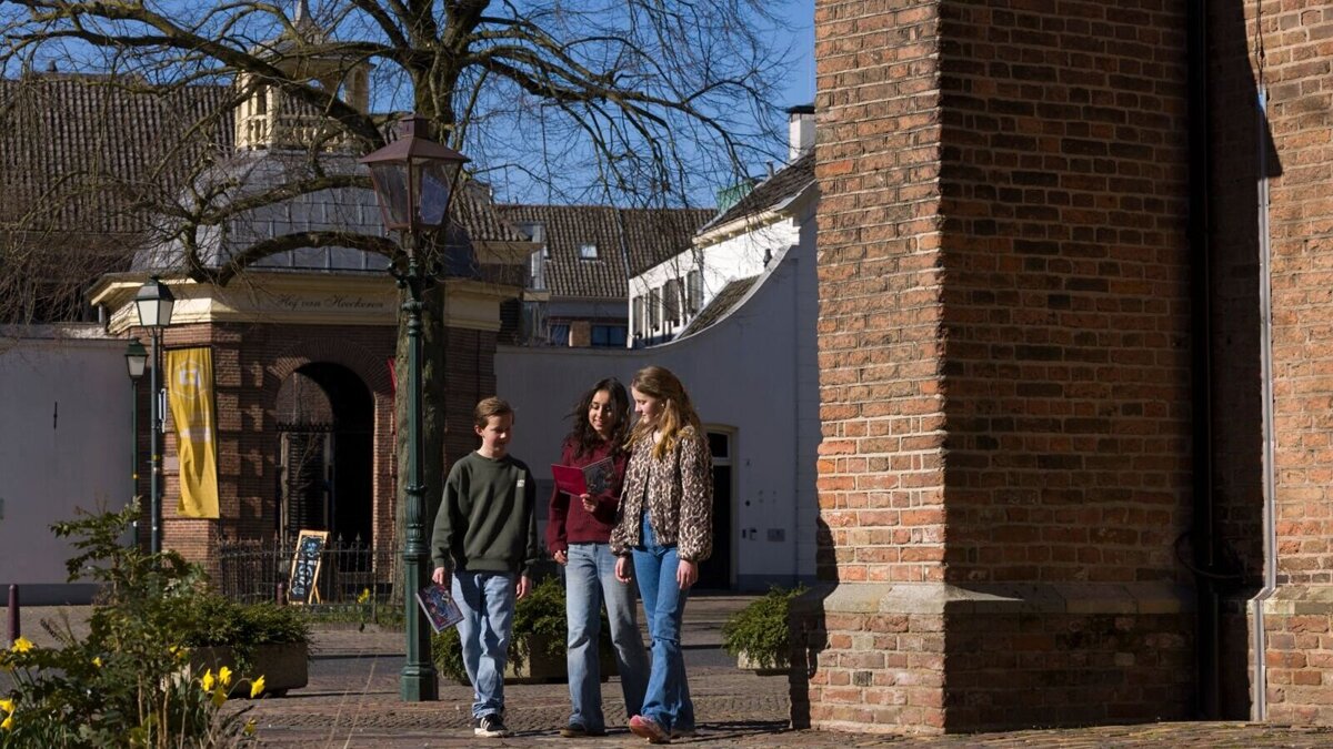 2026-03-16 Kinderen met route in de stad kerk en museum foto Patrick van Gemert Zutphens Persbureau