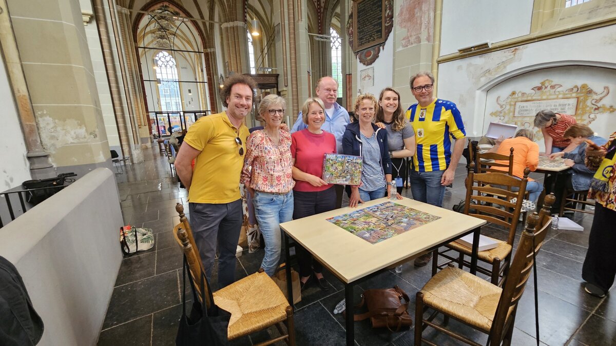 2026-05-03 Winnende team met Ridders van Gelre en tekenaar Danker Jan Oreel (002).jpg