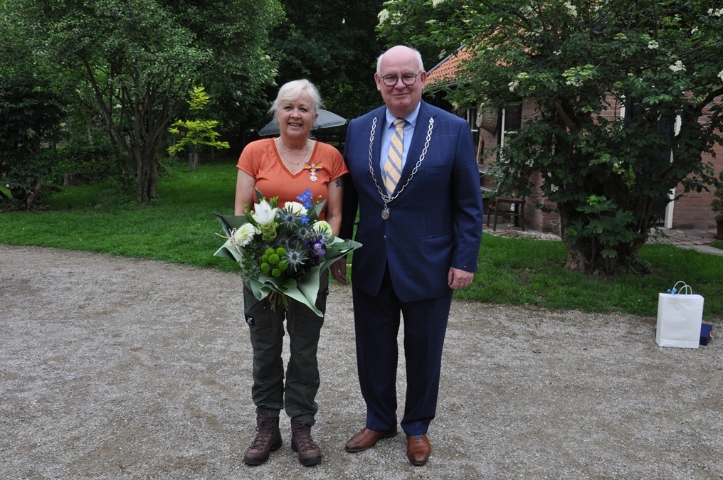 20250601-Koninklijke-Onderscheiding-voor-Yvette-Bakker-uit-Harfsen026