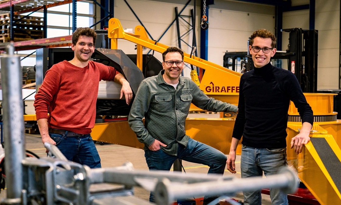 65e8e4ea8a1a3d0d32e3bde7_Giraffe-Cranes-1-foto-bulten