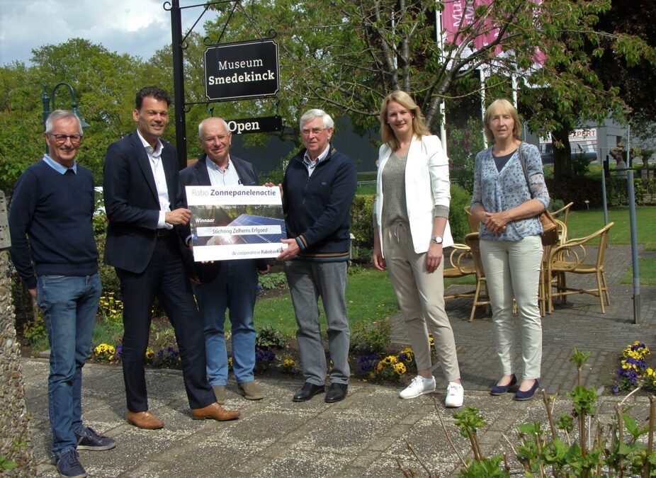 uitreiking-cheque-rabobank-zonnepanelen-smedekinck-scaled