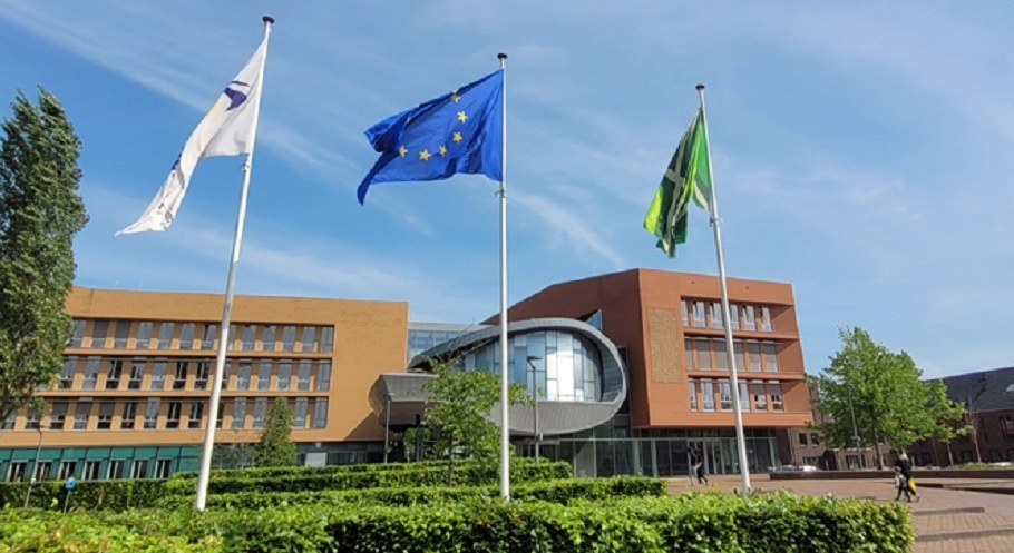 vlaggen-bij-gemeentehuis-lochem-op-8-mei-2024