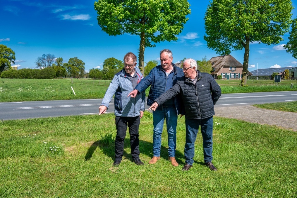 ED470-Jan-Bert-Gerrie-wijzen-naar-de-plek-voor-het-monument-foto-Arno-Wolsink