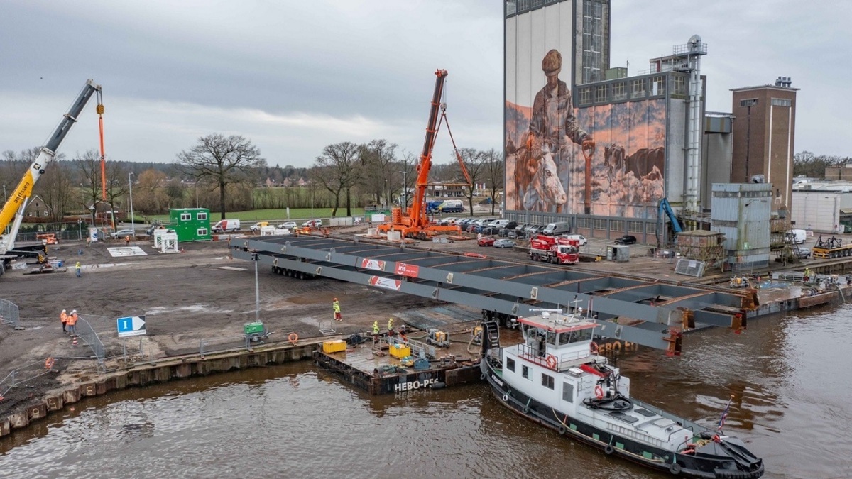 onderdeel-brug-lochem-gebracht-met-boot-09-02-2024