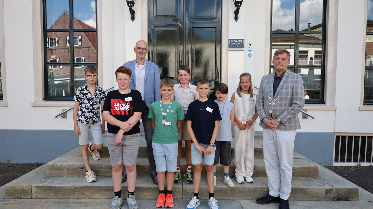 Van links naar rechts op foto 1, Niek Wensink, Jurre Wisselink, wethouder van Lochem, Jack Bruggink, Ferre Tieltjes, Julian Houwers, Jasmijn Bruil, Evy Neerhof en burgemeester Stapelkamp