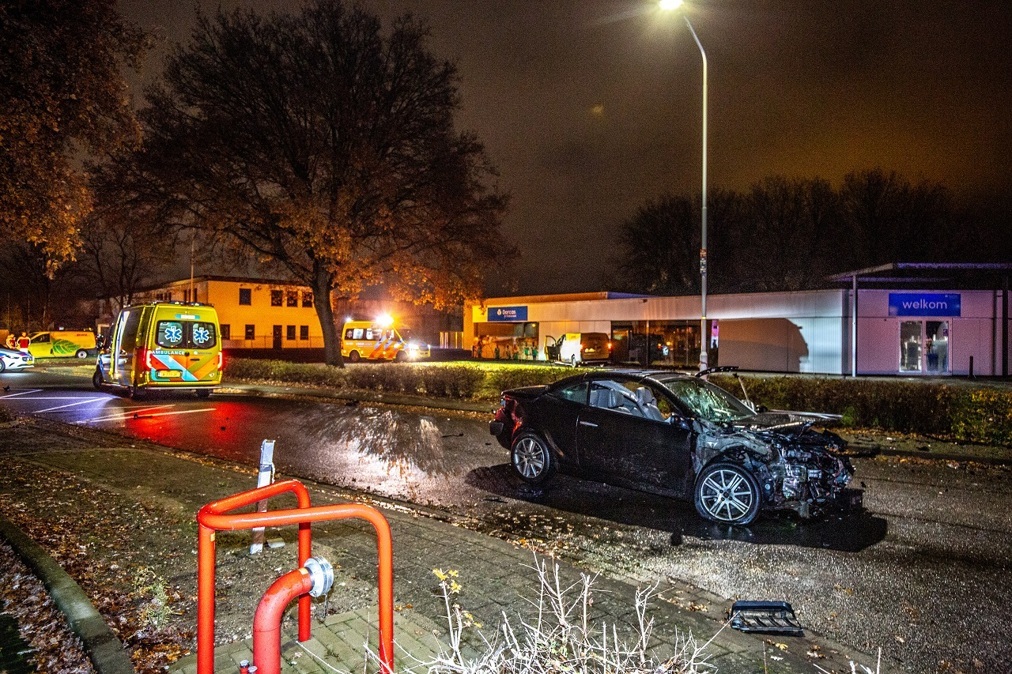 MG_9505JESPERPEETERS-ongeluk-tussen-busje-en-auto-in-doetinchem