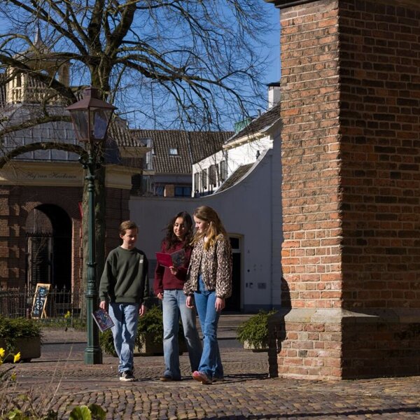 2026-03-16 Kinderen met route in de stad kerk en museum foto Patrick van Gemert Zutphens Persbureau