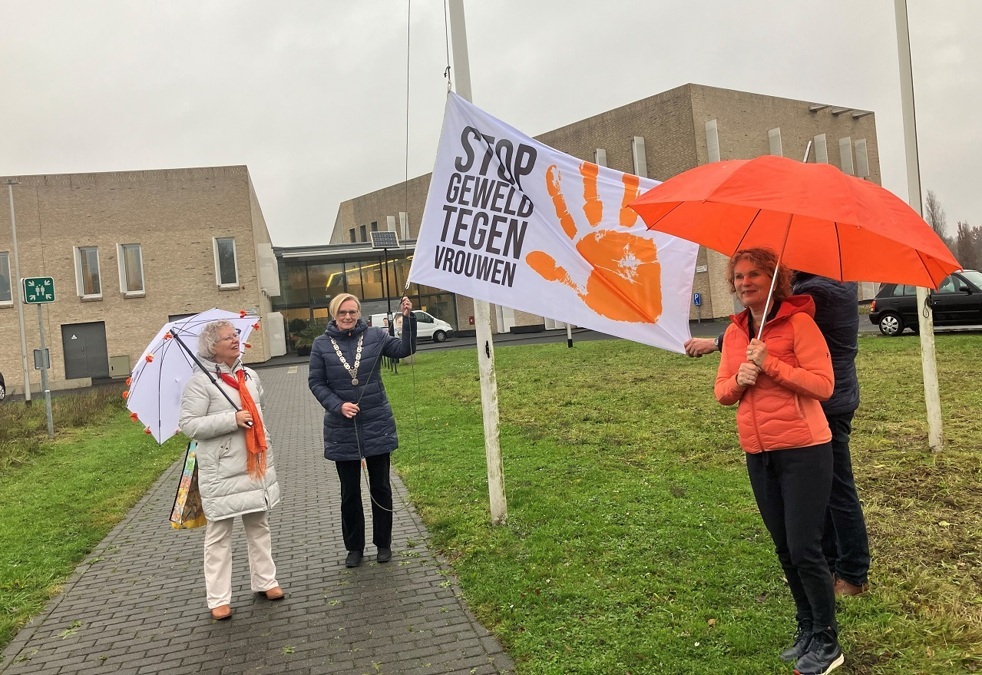 20231127-Orange-the-World-burgemeester-besselink-hijst-vlag