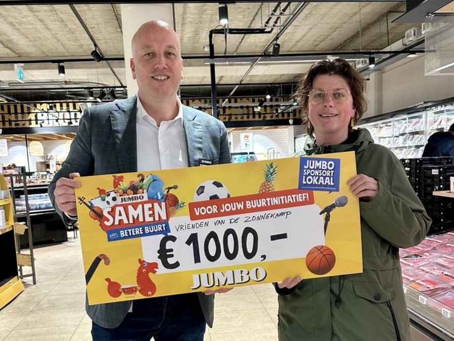 jumbo-cheque-voor-vrienden-van-de-zonnekamp-april-2024