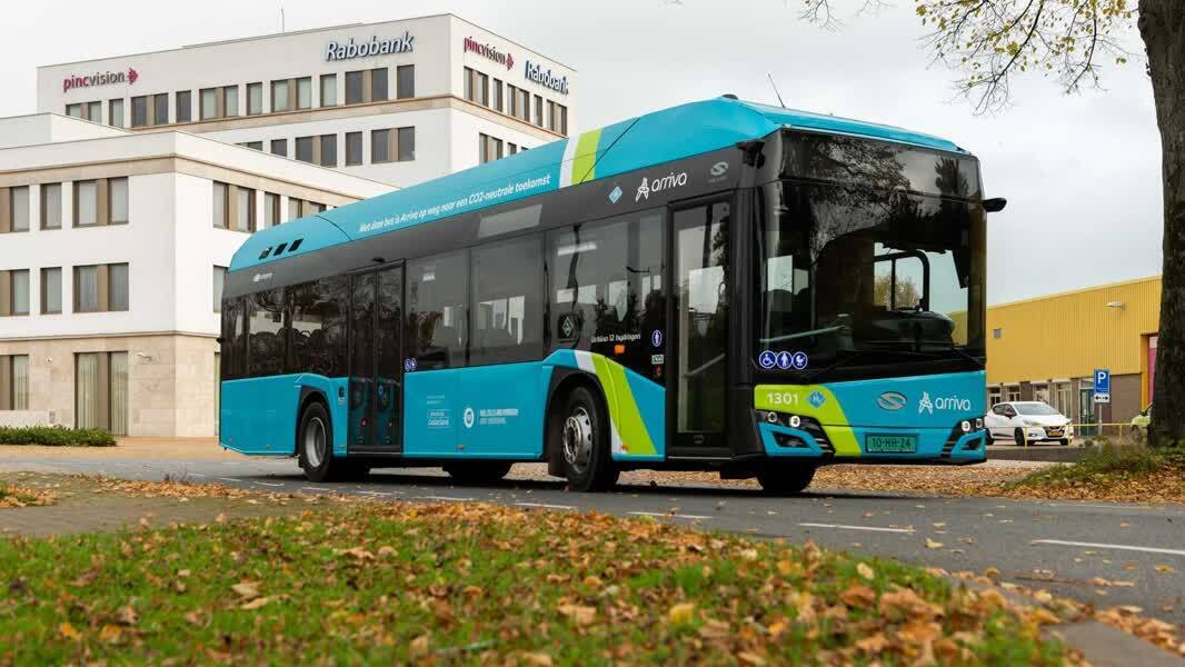 arriva-waterstofbus-langs-de-kant-van-de-weg-in-doetinchem.jpg