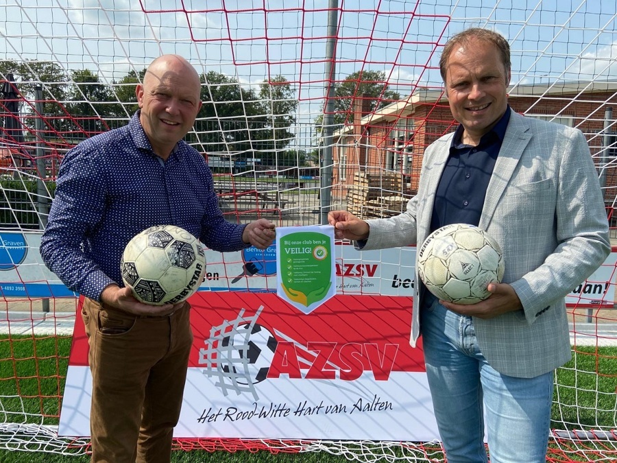 Patrick-Frenken-en-Hans-te-Lindert-uitreiking-vaantje-sociaal-veilige-club