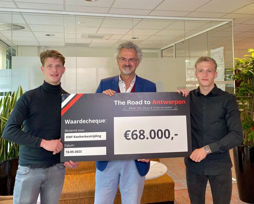 cheque-voor-het-KWF-dankzij-Bram-en-Evan-foto-pr