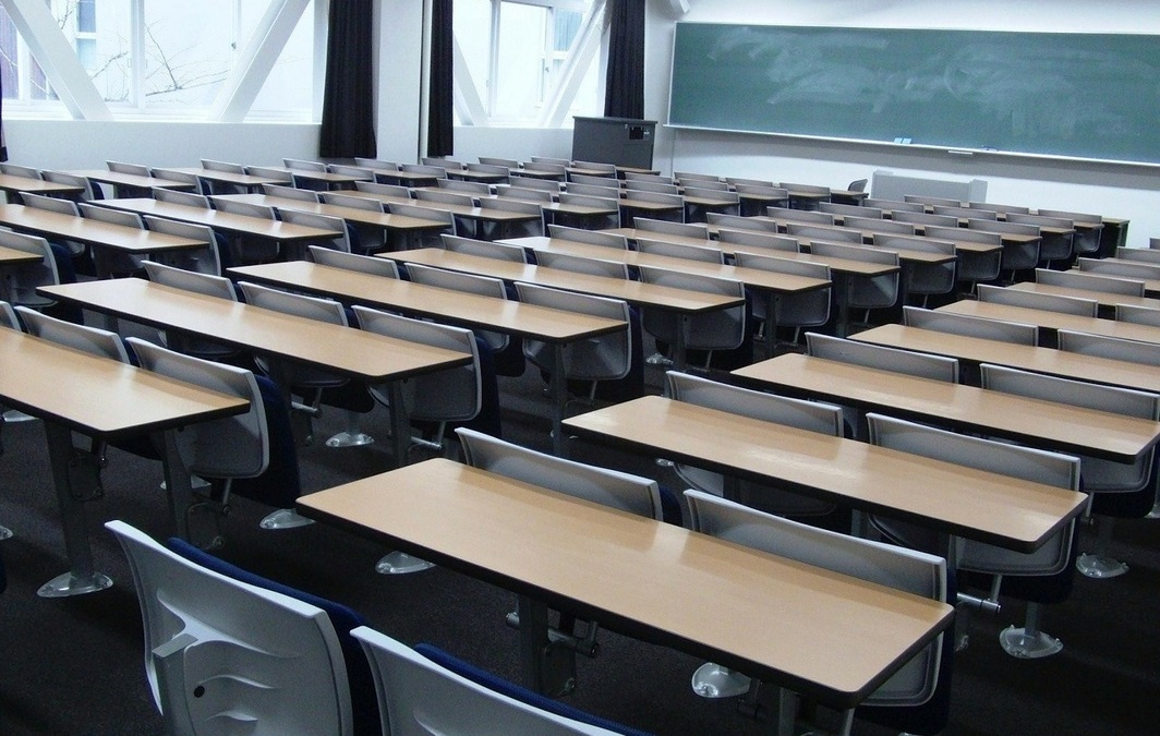 lege-schoolklas-met-stoelen-en-tafels-1280-pixels-foto-rtv-ideaal-1