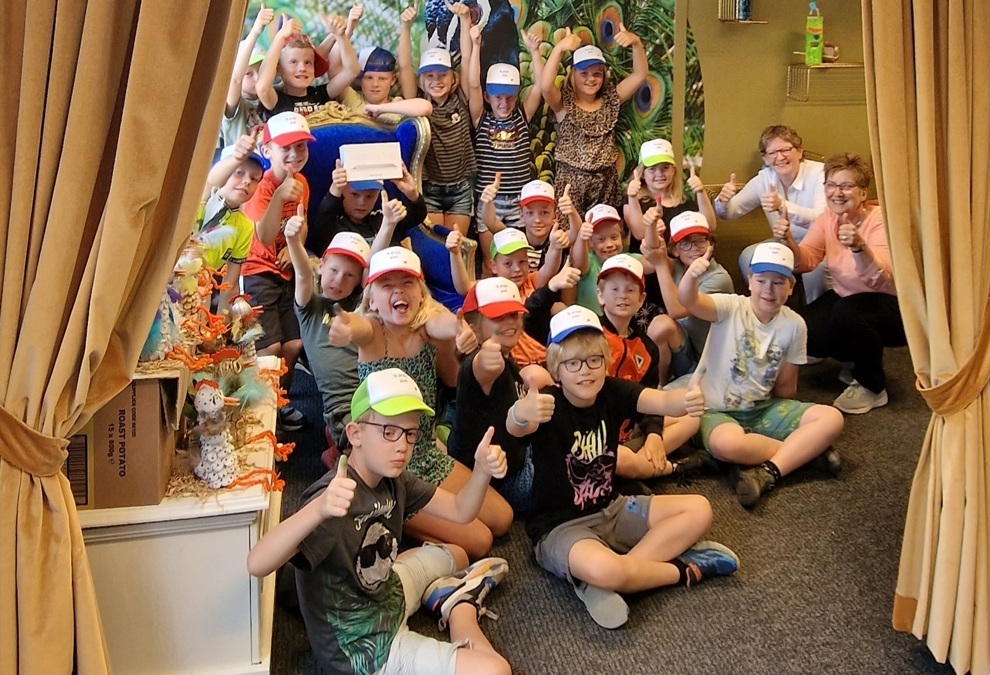 De-klas-van-tablet-winnaar-Rayen-Klein-Gotink.-Rechts-Femia-Siero-en-Diana-Abbink-van-het-ECAL.
