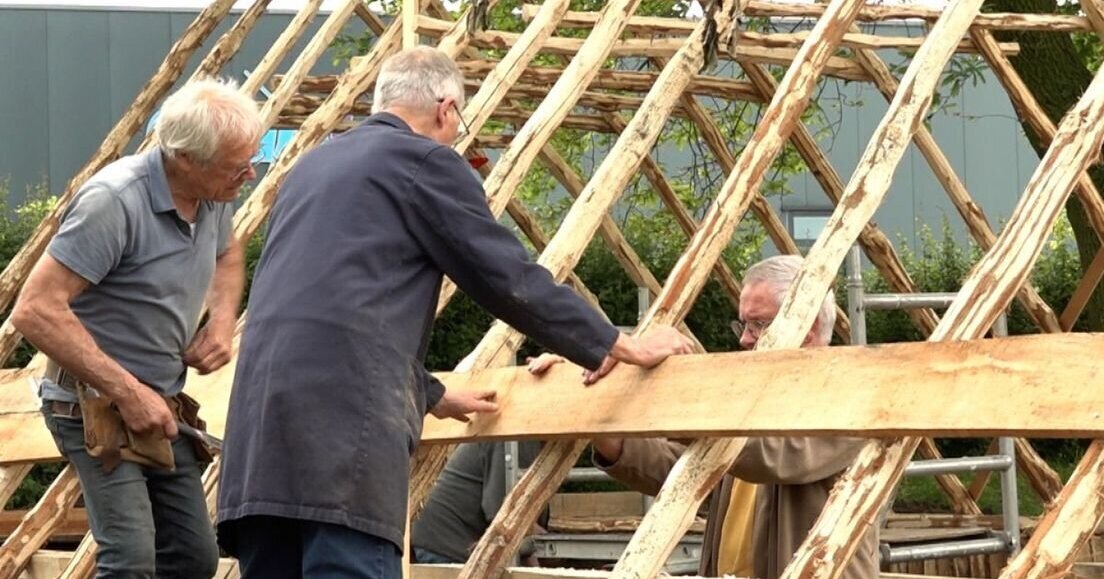 Vrijwilligers bouwen historische plaggenhut in Zelhem