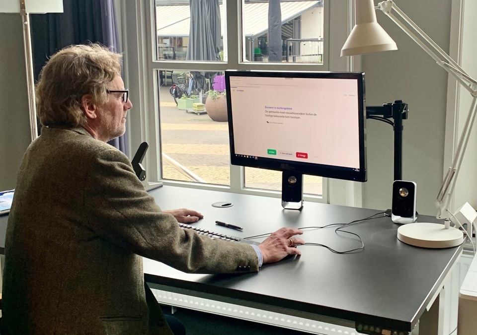 Burgemeester-Anton-Stapelkamp-laat-stemwijzer-zien.jpg