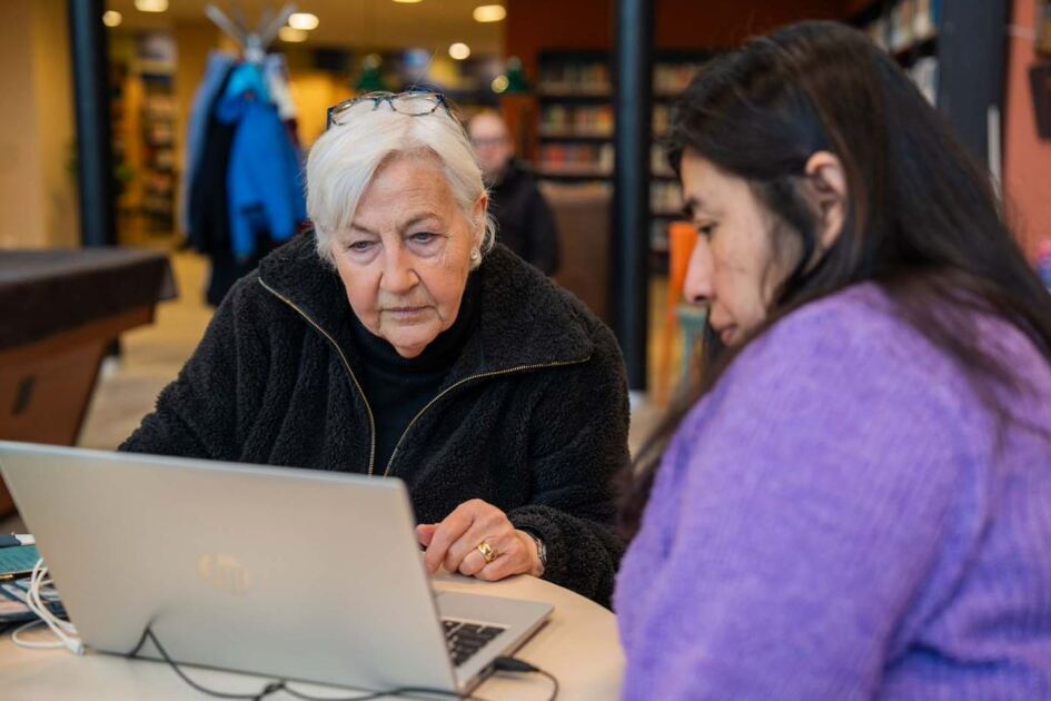 BIJ de bieb in Gorssel zoekt vrijwilliger om inwoners digitaal op weg te helpen
