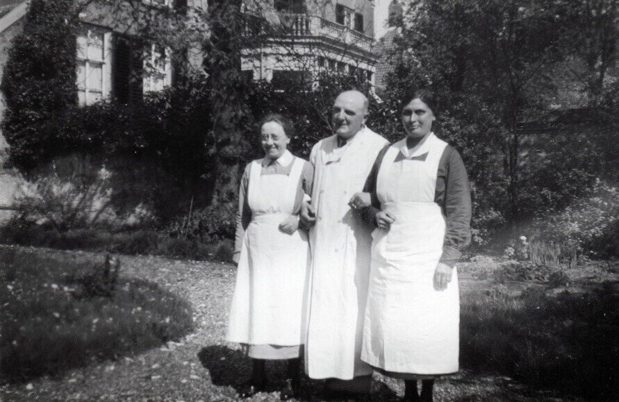 2026-09-03 Een dokter met zusters in de tuin van het ziekenhuis. 0451 Fotocollectie Erfgoedcentrum Zutphen SZU002024856_039 (002)