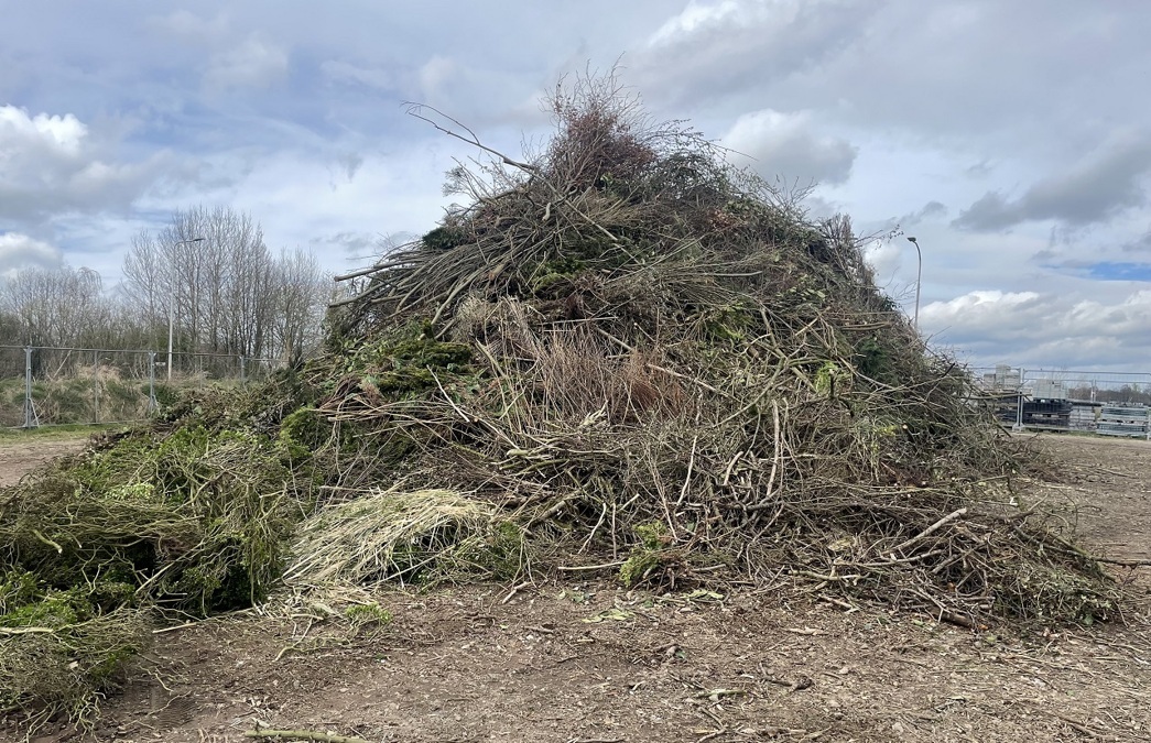 20240329-voorbereidingen-paasvuur-Velswijk.jpg
