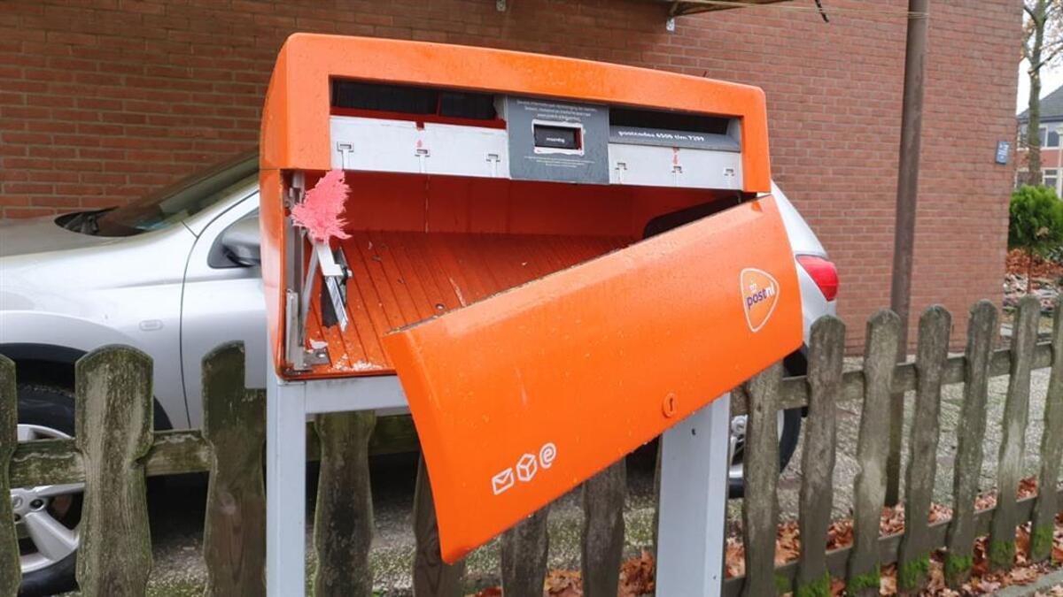 Brievenbus-kapot.jpg