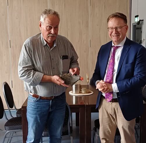 Restant van WOII-vliegtuigbom overhandigd aan oorlogsmuseum ZIOT