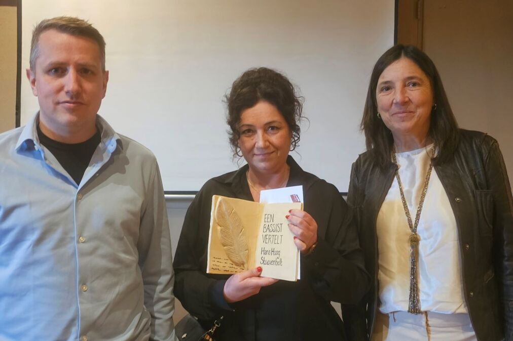 Delilah-Groot-Stoevenbelt-met-de-Beste-Boek-prijs-geflankeerd-door-juryvoorzitter-Gerwin-Nijkamp-en-oud-winnaar-Frederieke-Jeletich-002.jpg