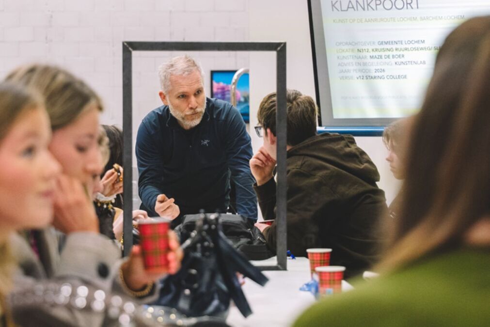 Leerlingen-bij-kunstenaar-Maze.jpg