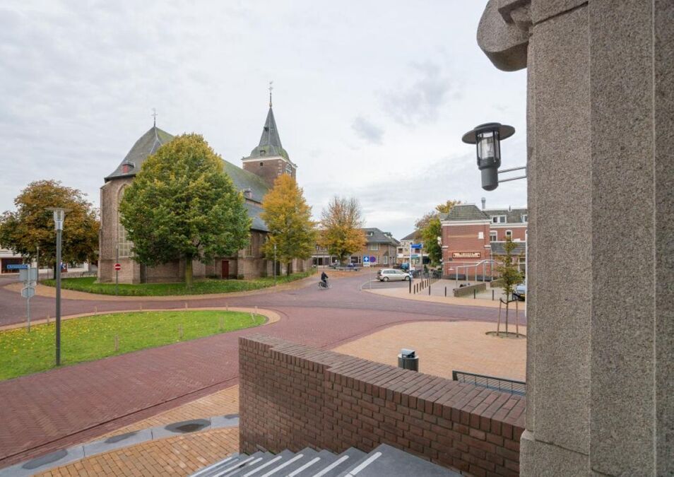 de-grote-kerk-in-het-dorpshart-van-varsseveld-gezien-vanaf-de-trap-van-het-vml-gemeentehuis