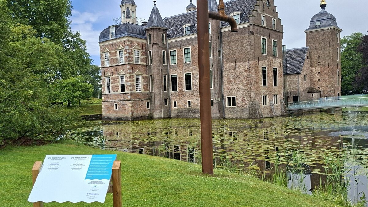 Mirjan Koldeweij met de Waterkraan bij Kasteel Ruurlo
