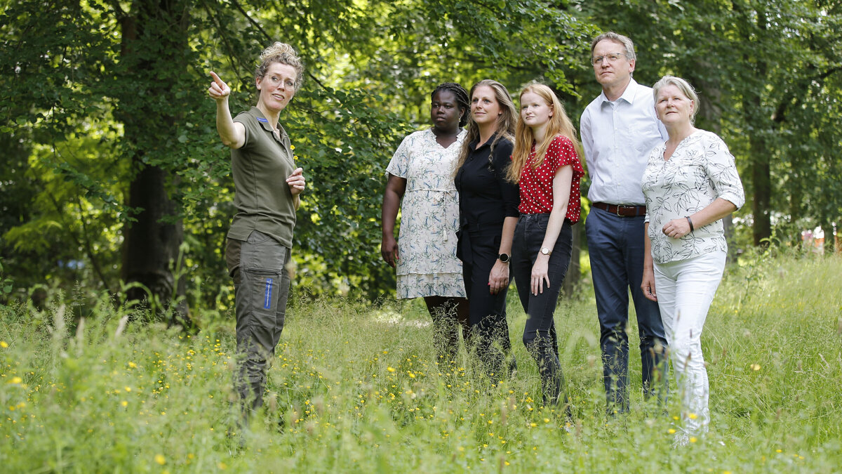 Boswachter met bezoekers-Pauline Joosten