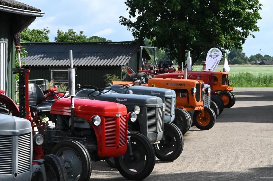 Oude tractoren op petroleum toeren door de gemeente Lochem