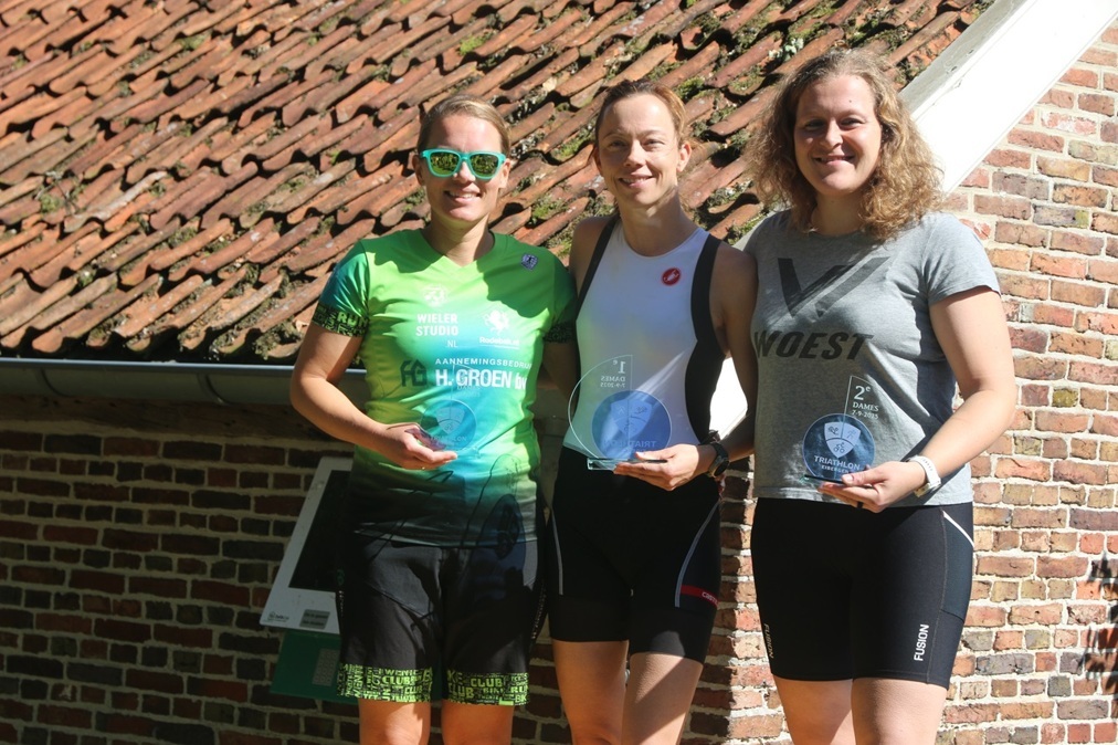 20250907-Triathlon-Eibergen-uitreiking-prijzen-dames-foto-PR-Triathlon-Eibergen
