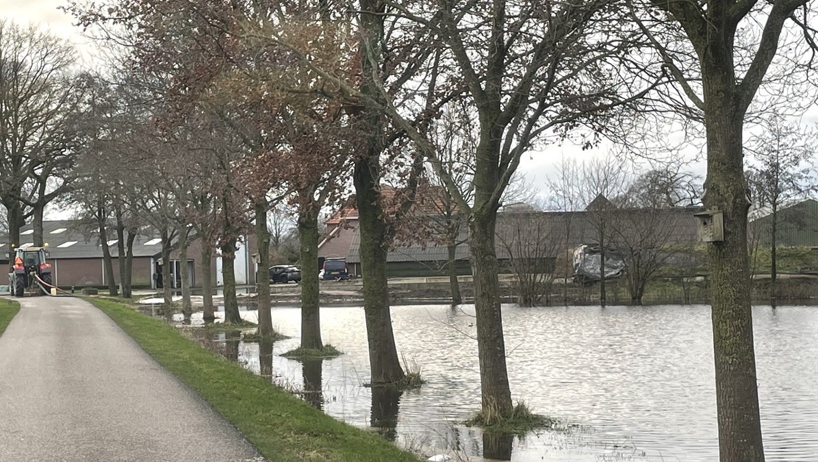 20231225-wateroverlast-bij-boer-aan-de-heijinkweg-in-zelhem