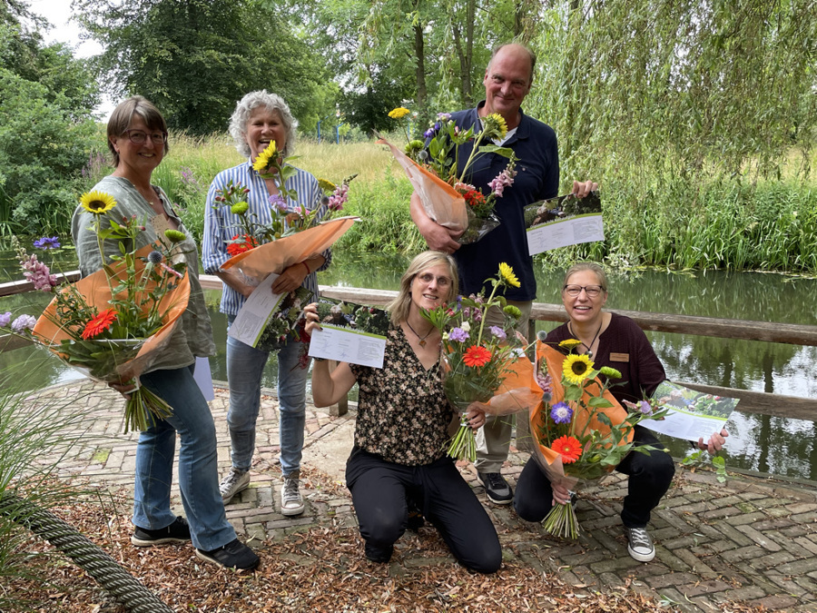 Foto-diploma-uitreiking-nieuwe-natuurgidsen-foto-IVN-Noord-Midden-Achterhoek