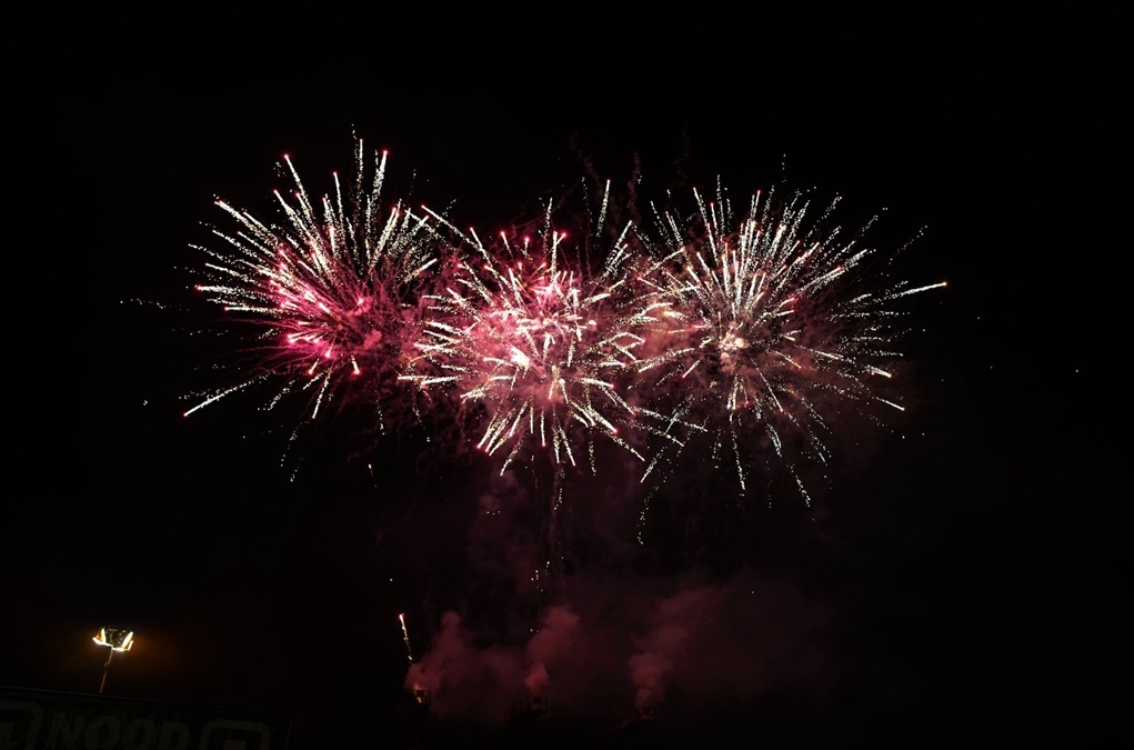 Vuurwerk-vuurpijlen-in-de-lucht-rtv-ideaal