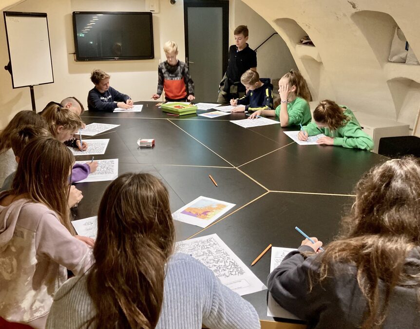 Groep-8-in-het-Stedelijk-Museum-Foto-Raissa-Velders-scaled
