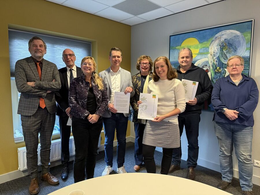 vertegenwoordigers-van-Achterhoek-toerisme-en-VVVs-Burgemeester-Stapelkamp